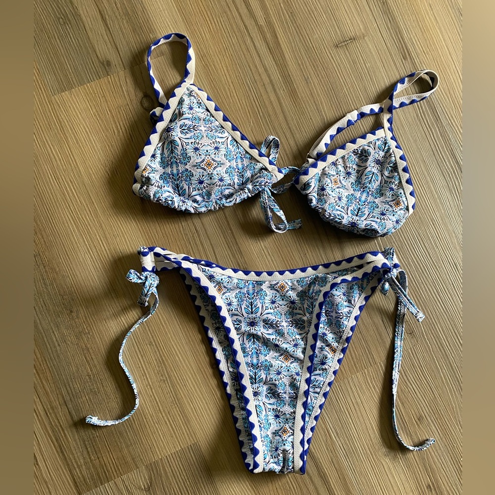 Zaful Blue and White Floral Triangle String Bikini